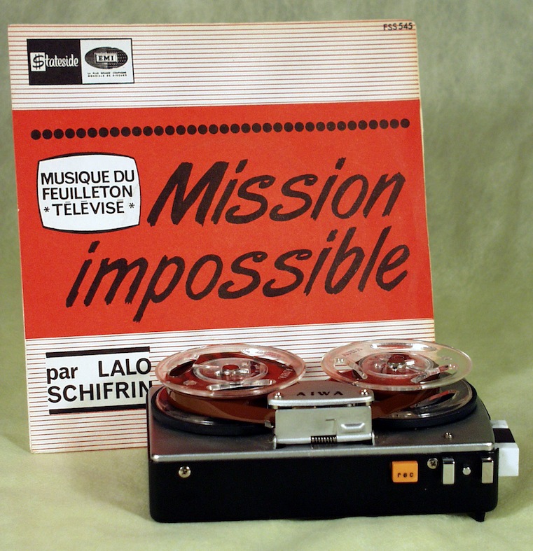 Petit Magnétophone à Bande style 'Mission Impossible' et Pochette du 45 Tours de la Musique Originale