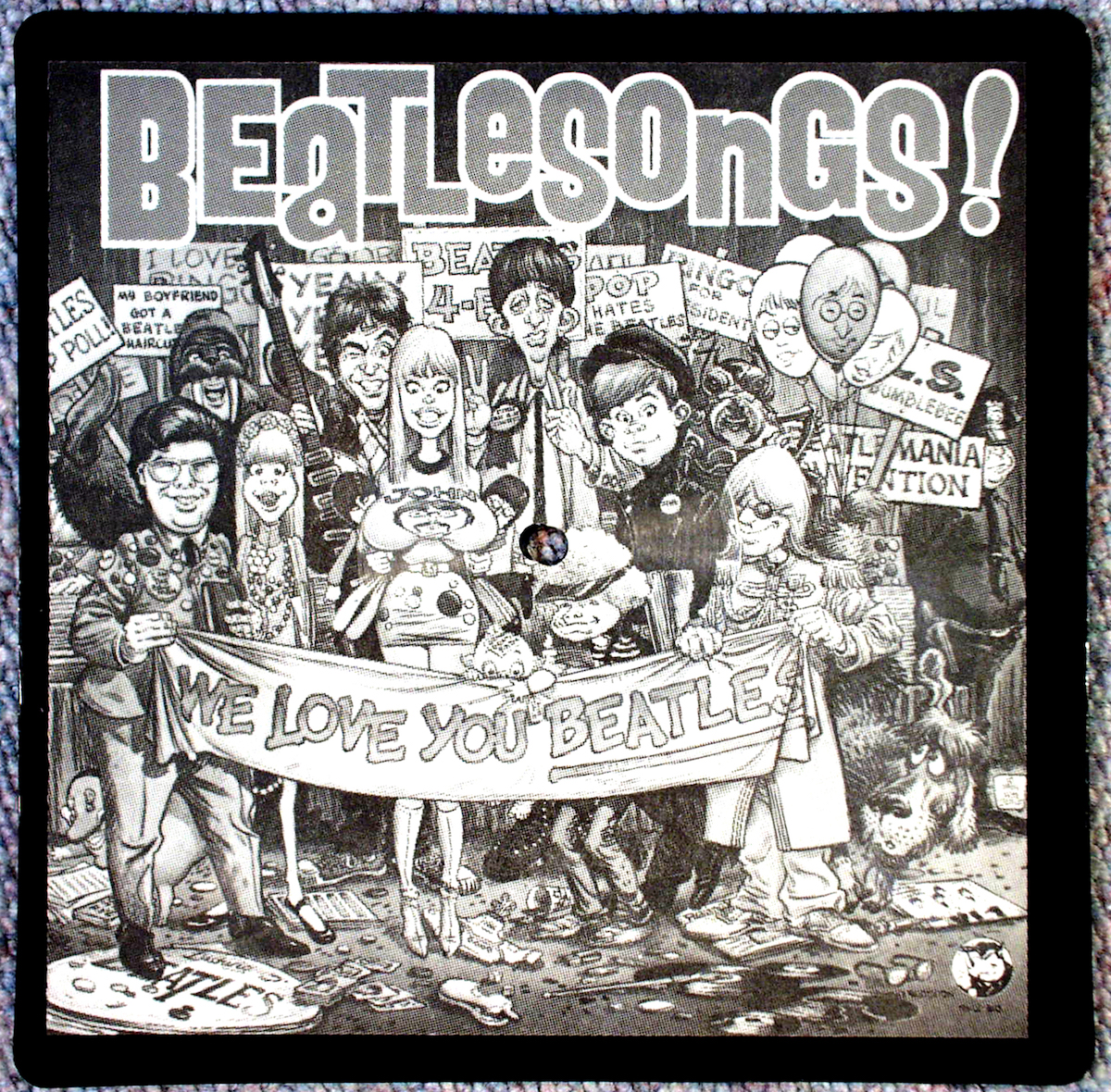 Picture-Disc carré sur le Label Californien Rhino, avec Dessin représentant Mark David Chapmann (l'Assassin de John Lennon tenant la Banderole à gauche